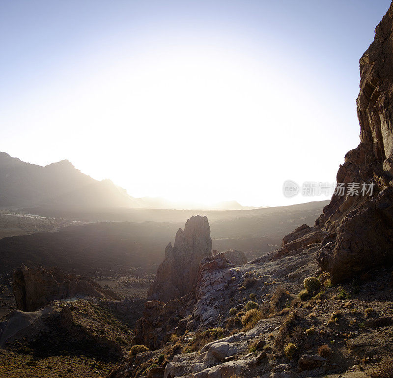 西班牙加那利群岛特内里费岛泰德国家公园(Teide National Park) Roques de García观看的乌卡诺和大教堂。